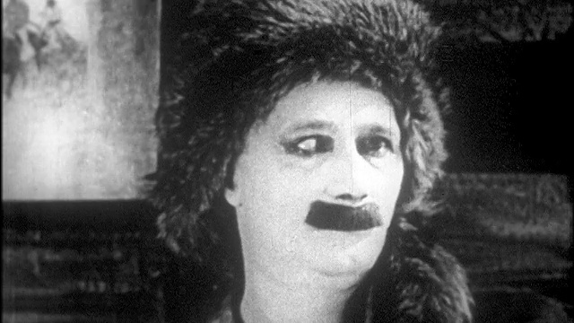 1916年黑白特写:戴毛帽的男人(本·特平)斗鸡眼+翻白眼/特征视频素材