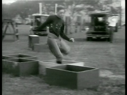 1929年，西点军校足球运动员在练习中穿过地面上的箱子视频下载