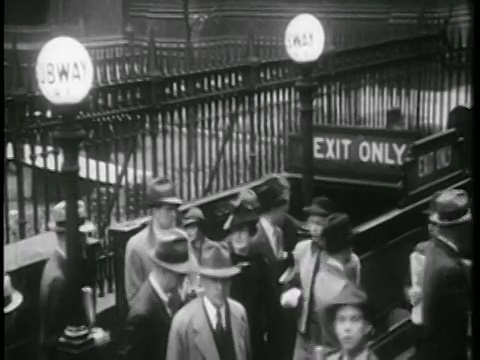 1939年人群走出地铁站/纽约/纪录片视频素材