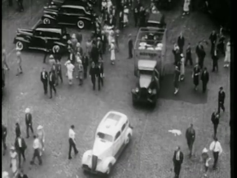 1939年高角度人群+鹅卵石街道上的汽车/纽约/纪录片视频素材