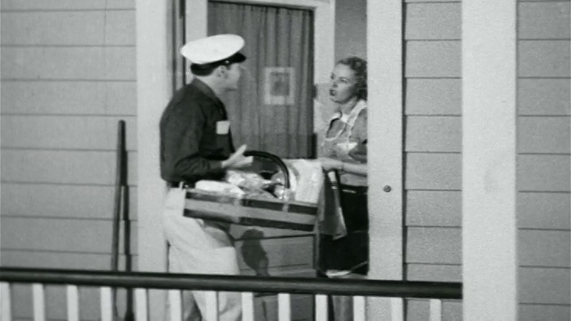 1938年B/W面包店推销员与家庭/工业门口的家庭主妇交谈视频素材