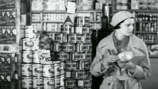 1938年，一名妇女在杂货店选购罐装食品视频下载