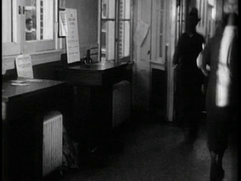 1936年，穿着工作服的黑人工人拿着午餐盒走进邮局/纪录片视频下载