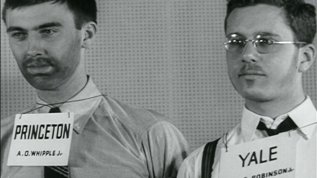 1936年B/W近距离拍摄了两名年轻男子，他们的脖子上写着“普林斯顿”+“耶鲁”/新闻短片视频下载