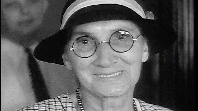 1934年B/W特写肖像戴眼镜和帽子微笑的高级妇女/东皮奥里亚，IL /新闻。视频下载