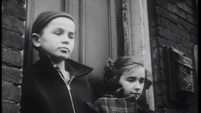 1939年B/W男孩+女孩站在门口，表情严肃的户外/纪录片视频素材