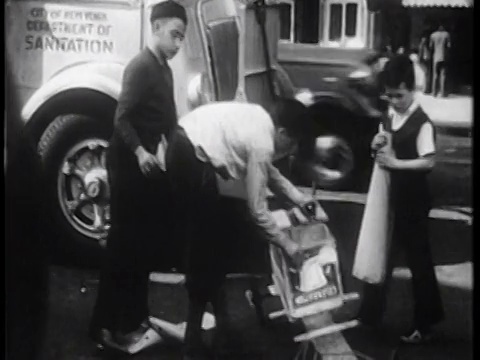 1939年3个男孩在城市街道上翻车/纽约/纪录片视频素材