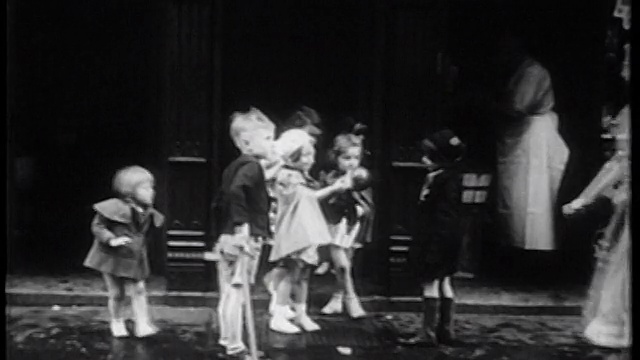 1939年，孩子们在城市人行道上玩娃娃/纽约/纪录片视频素材