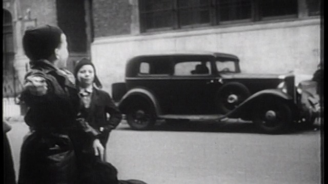 1939年的B/W街道/纽约/纪录片中，一个男孩指着相机和其他孩子说话视频素材