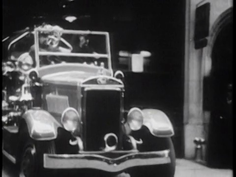 1939年的消防车从消防站撤出/纽约/纪录片视频素材