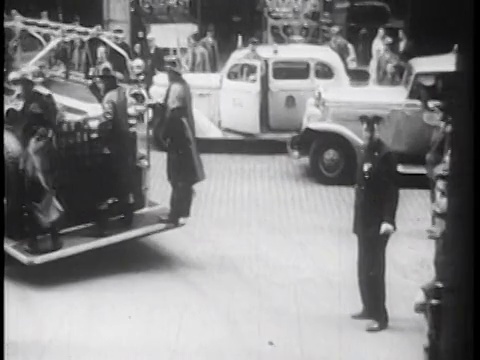 1939年，当消防员穿上外套时，后视镜消防车从消防站中驶出/纽约/纪录片视频素材
