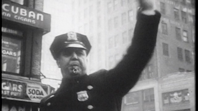 1939年的B/W交通警察在城市街道上向交通挥手/纽约/纪录片视频下载