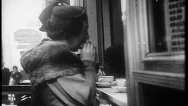 1939年在户外柜台吃三明治的女人/纽约/纪录片视频素材