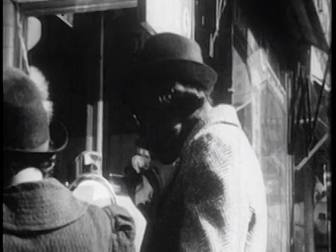 1939年黑人妇女在户外柜台吃三明治/纽约/纪录片视频素材