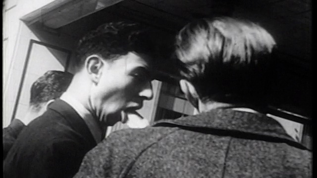 1939年在户外柜台吃三明治的男人/纽约/纪录片视频素材
