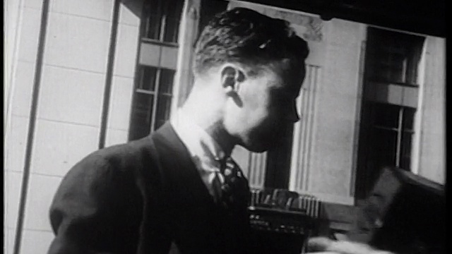 1939年穿着西装的男人在城市街道上户外吃饭/纽约/纪录片视频素材