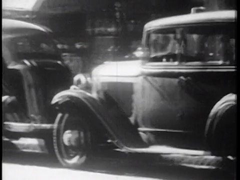 1939年，潘人爬过路边停着的汽车/前景中的交通/纽约/纪录片视频素材