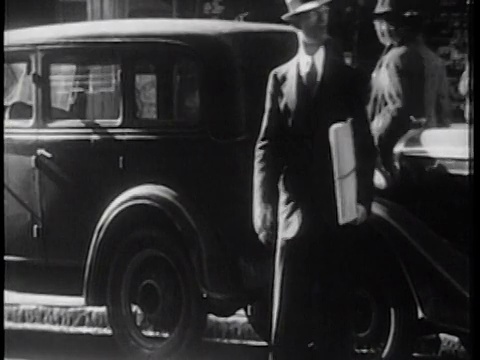 1939年，一名男子试图穿过交通拥挤的城市街道/纽约/纪录片视频素材