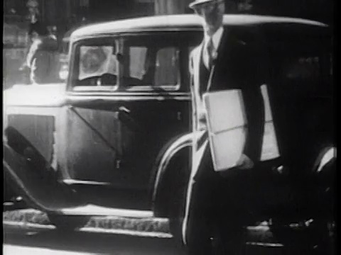 1939年，一名男子试图穿过交通拥挤的城市街道/纽约/纪录片视频素材