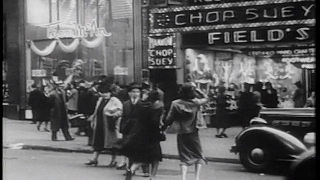 1939年后视图妇女在拥挤的交通中跑过马路/纽约/纪录片视频素材