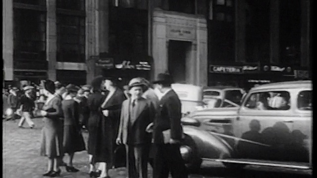 1939年，人们被困在街道中间，试图穿过马路/ NYC /纪录片视频素材