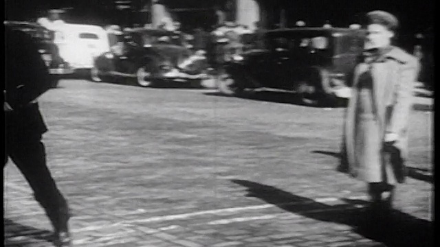 1939年，一名PAN男子跑过城市街道，卡车朝他驶来/纽约/纪录片视频素材