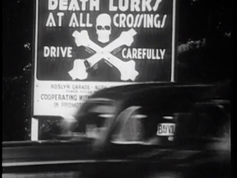 1939年高速公路上的警告标志:“小心驾驶，死亡潜伏在所有十字路口”/记录片视频下载