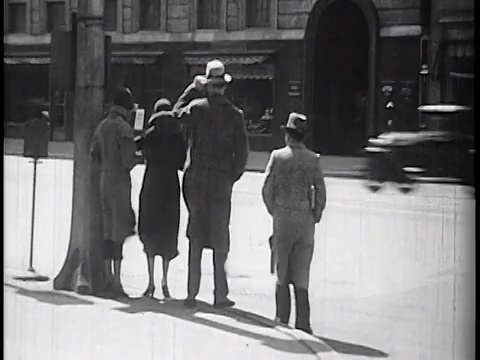 B/W 1933后视镜站在街角的人在风/芝加哥/纪录片视频素材