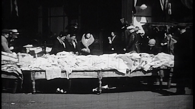 1933年，人们在麦克斯韦街的人行道上购物/芝加哥/纪录片视频素材