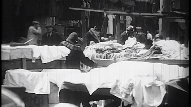 1933年，人们在麦克斯韦街的露天市场买衣服/芝加哥/纪录片视频素材
