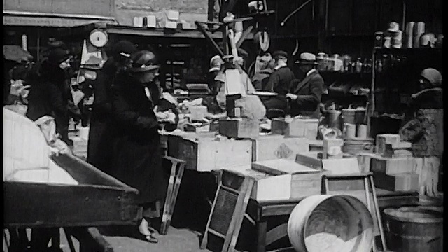 1933年，人们在户外市场购买家居用品/麦克斯韦圣/芝加哥/纪录片视频素材