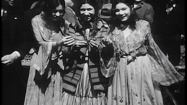 1933年3个吉普赛女孩站在街上大笑/芝加哥麦克斯韦街/纪录片视频素材