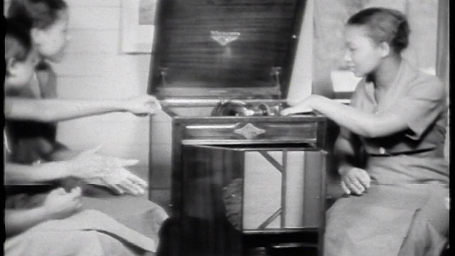20世纪30年代，黑人妇女在放录音机/阿拉巴马州/纪录片视频素材