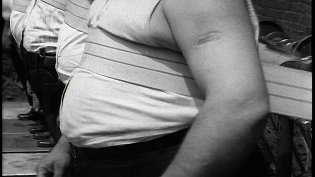 1935年B/W紧身背心警察腹部振动带的特写/新闻短片视频下载