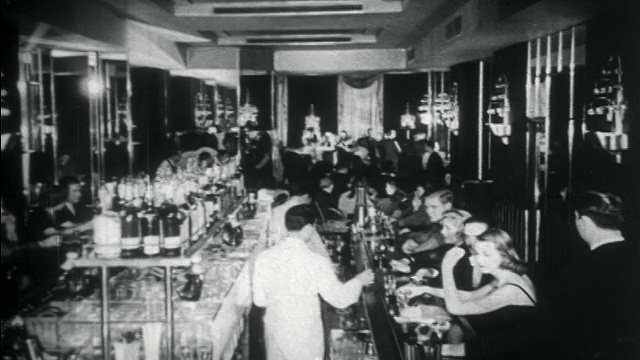 1938年B/W高角度的主顾坐在优雅的夜总会的长酒吧/纽约/纪录片视频素材