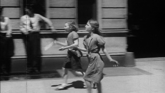 1938年，PAN 2女孩在城市的人行道上玩平板球视频下载