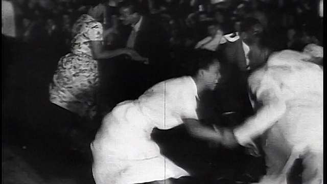 上世纪30年代，背上有数字的黑人夫妇在坐着的观众旁边摇摆舞视频下载