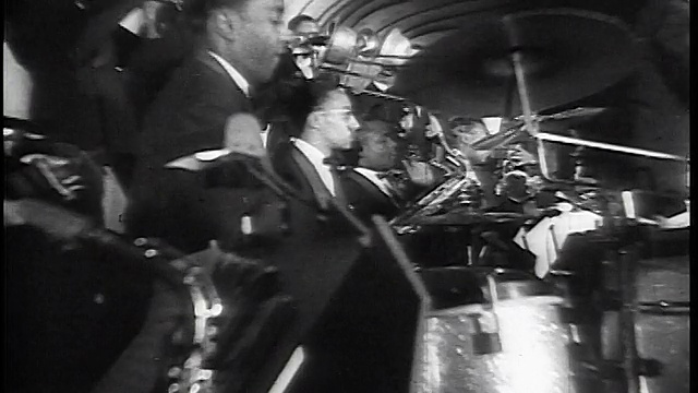 B/W 1930年代低角度侧面黑人男性爵士音乐家在摇摆管弦乐队视频素材