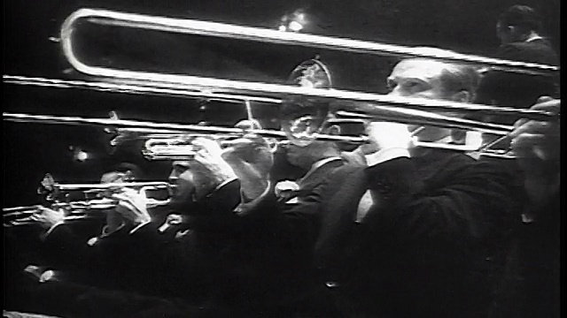 B/W 1930年代低角度侧面男性音乐家演奏长号和小号在摇摆乐队视频素材