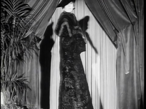 1934年B/W女士皮草大衣转弯+走下时装t台/纽约视频下载