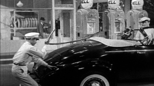 1939年B/W男加油站服务员用帽子拿着汽油泵软管扭车油箱盖关上视频下载