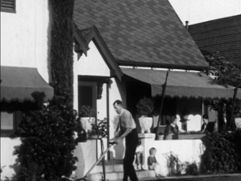 1930年，一个人在屋前割草坪/孩子们坐在门廊上/洛杉矶，CA视频下载