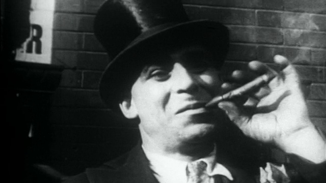 上世纪30年代，一个戴着大礼帽的男人在户外抽雪茄视频下载
