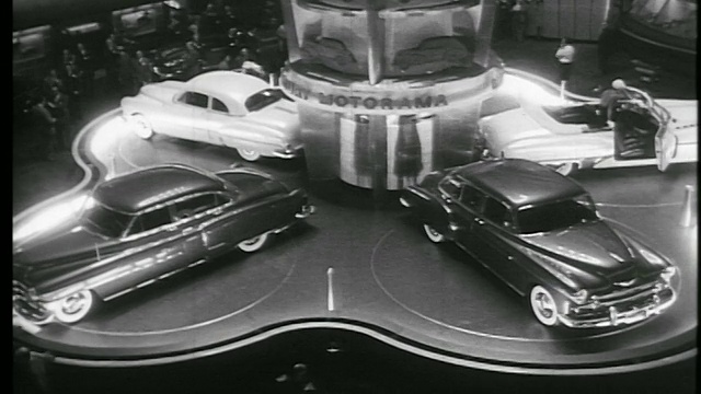 B/W 1945高角度广角拍摄4辆车面对面在汽车展厅/教育平台上视频素材