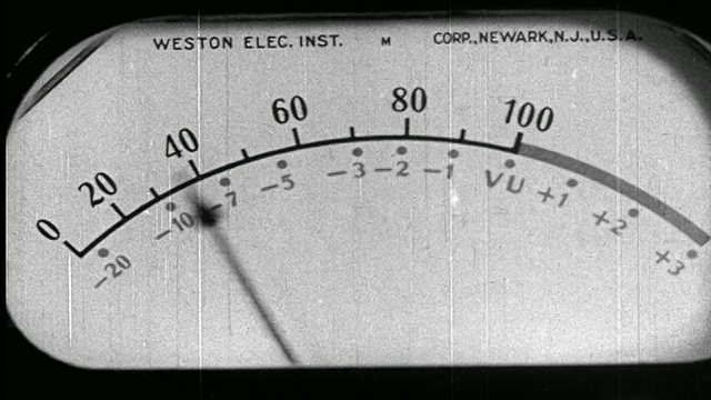 1938年B/W电台演播室控制面板上的极端近距离VU仪表/新闻片视频下载
