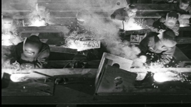 B/W 1943高角度女焊工在工厂中成排工作+去除面罩/工业视频下载