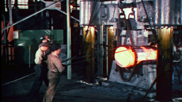 1946年工厂工人在工厂/工业机器中使用电杆定位熔融圆筒视频素材