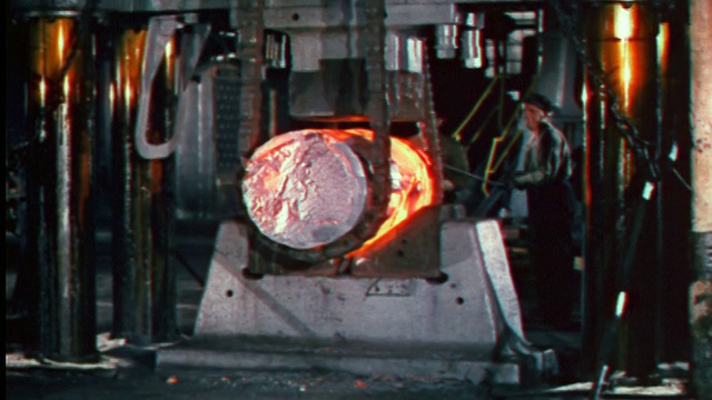 1946年链条在工厂的机器上转动大型熔融圆筒+压紧/工业视频素材