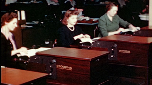 1945年，PAN女办公室工作人员操作照相机器复制钞票/金环/工业视频下载
