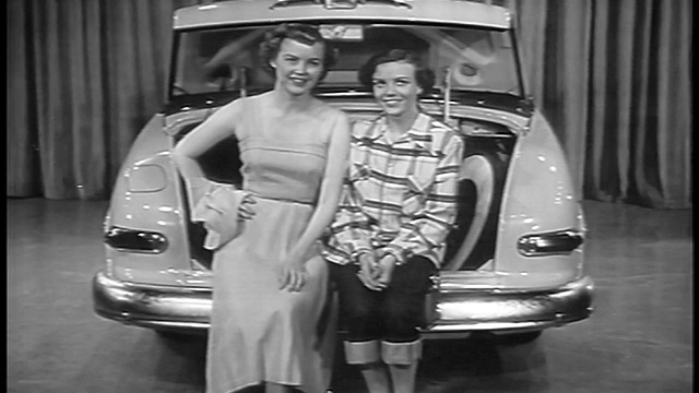 1949年，2名黑人和白人女性在陈列室的水星汽车后备箱中摆姿势/向后倾斜展示另外2名女性视频下载